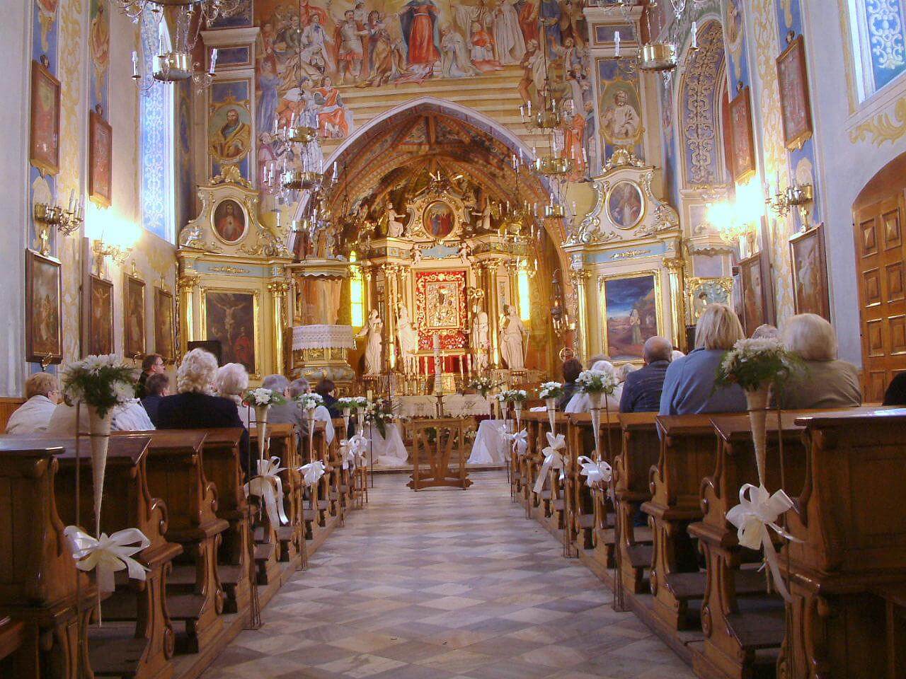 Wnętrze kościoła w Brdowie z barokowymi ołtarzami