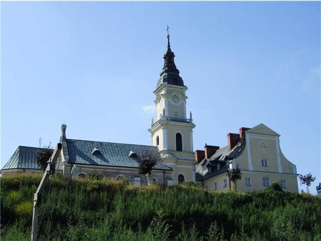 Kościół parafialny w Brdowie z zewnątrz